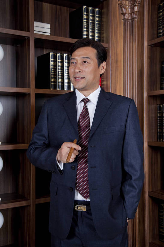 东方人,中年人,一个人,站,微笑,竖图,彩色,室内,白天,正面,时尚,幸福,成功,房间,家具,书房,香烟,北京,中国,仅一个男性,仅一个人,仅一个中年男性,图片,豪华,情趣,书柜,享受,健康,雪茄,烟,家居,成熟,活力,可爱,美女,竖,稳重,摄影,生活方式,优雅,华丽,高雅,庄重,高贵,居室,红木家具,尊贵,亲切,乐观,淡定,从容,男人,男性,中年男性,亚洲人,中国人,书,烟草,半身,礼服,西服,派对,高兴,愉快,魅力,奢华,bj174