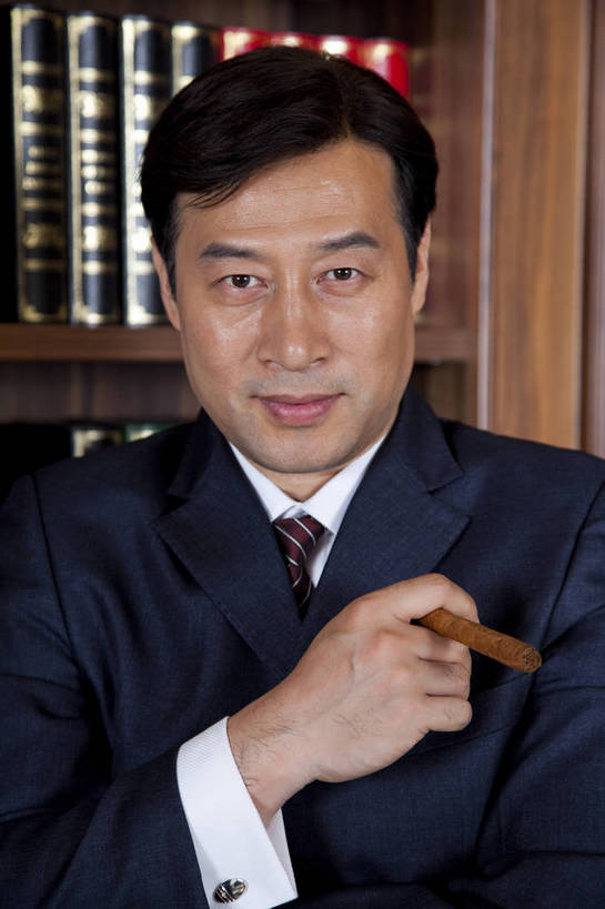 东方人,中年人,一个人,站,微笑,竖图,彩色,室内,白天,正面,时尚,幸福,成功,房间,家具,书房,香烟,北京,中国,仅一个男性,仅一个人,仅一个中年男性,图片,豪华,情趣,书柜,享受,健康,雪茄,烟,家居,成熟,活力,可爱,美女,竖,稳重,摄影,生活方式,优雅,华丽,高雅,庄重,高贵,居室,红木家具,尊贵,亲切,乐观,淡定,从容,男人,男性,中年男性,亚洲人,中国人,书,烟草,半身,礼服,西服,派对,高兴,愉快,魅力,奢华,bj174