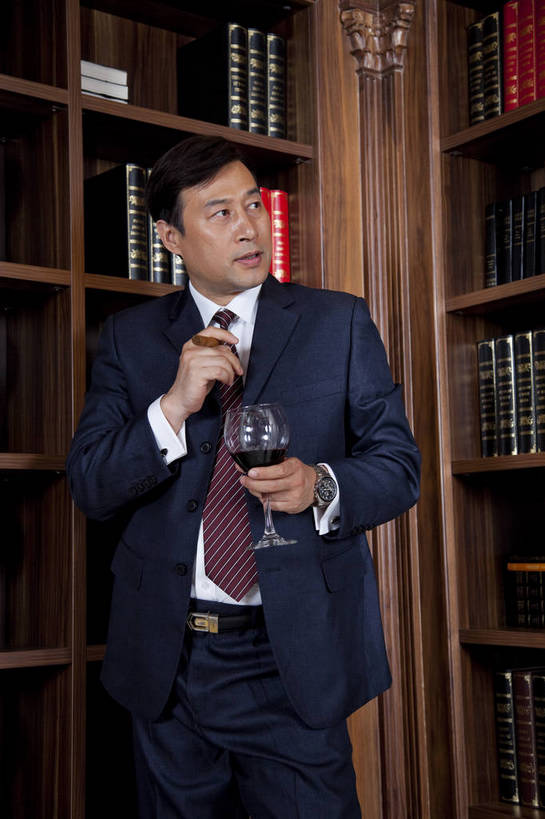 东方人,中年人,一个人,站,微笑,竖图,彩色,室内,白天,正面,时尚,幸福,成功,房间,家具,书房,香烟,北京,中国,仅一个男性,仅一个人,仅一个中年男性,图片,豪华,情趣,书柜,享受,健康,雪茄,烟,家居,成熟,活力,可爱,美女,竖,稳重,摄影,生活方式,优雅,华丽,高雅,庄重,高贵,居室,红木家具,尊贵,亲切,乐观,淡定,从容,男人,男性,中年男性,亚洲人,中国人,书,烟草,半身,礼服,西服,派对,高兴,愉快,魅力,奢华,bj174