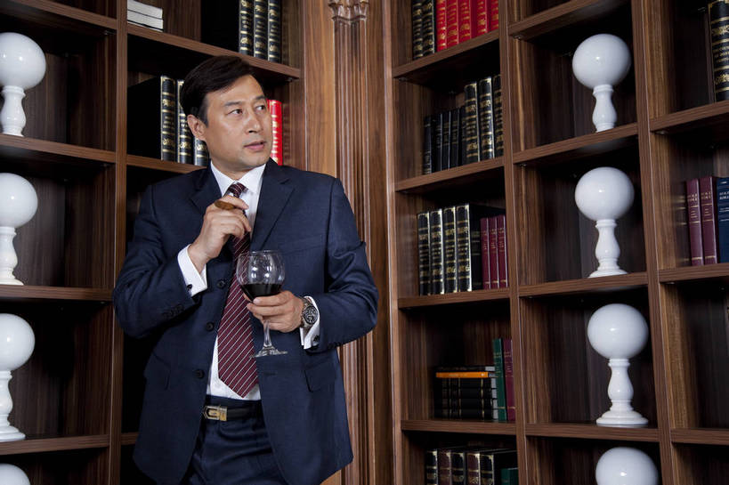 东方人,中年人,一个人,站,微笑,横图,彩色,室内,白天,正面,时尚,幸福,成功,房间,家具,书房,香烟,北京,中国,仅一个男性,仅一个人,仅一个中年男性,图片,豪华,情趣,书柜,享受,健康,雪茄,烟,家居,成熟,活力,可爱,美女,稳重,摄影,生活方式,优雅,华丽,高雅,庄重,高贵,居室,红木家具,尊贵,亲切,乐观,淡定,从容,男人,男性,中年男性,亚洲人,中国人,书,烟草,半身,礼服,西服,派对,高兴,愉快,魅力,奢华,bj174