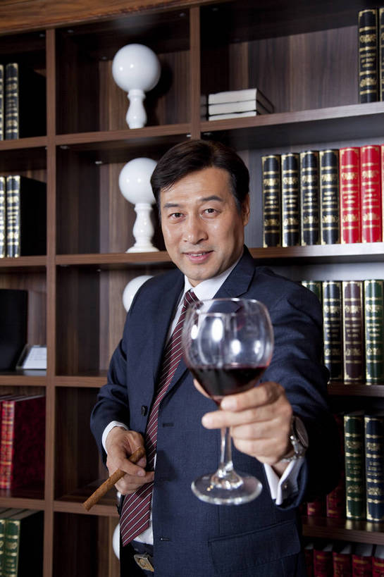 东方人,中年人,一个人,站,微笑,竖图,彩色,室内,白天,侧面,时尚,幸福,成功,房间,家具,书房,香烟,北京,中国,仅一个男性,仅一个人,仅一个中年男性,图片,豪华,情趣,书柜,享受,健康,雪茄,烟,家居,成熟,活力,可爱,美女,竖,稳重,摄影,生活方式,优雅,华丽,高雅,庄重,高贵,居室,红木家具,尊贵,亲切,乐观,淡定,从容,男人,男性,中年男性,亚洲人,中国人,书,烟草,半身,礼服,西服,派对,高兴,愉快,魅力,奢华,bj174