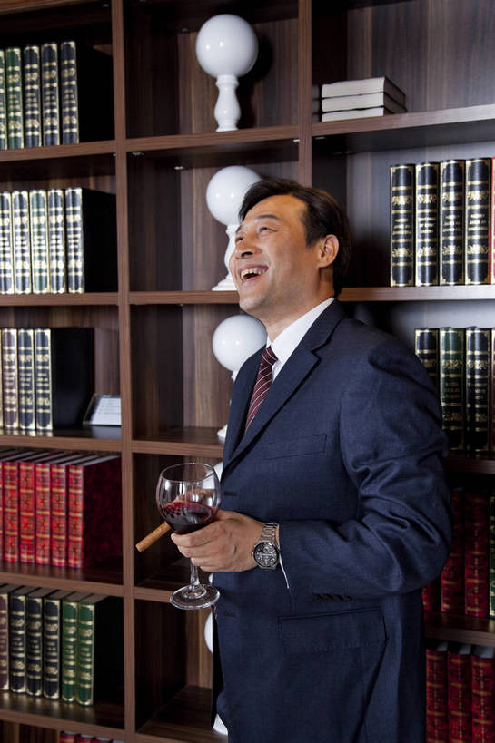 东方人,中年人,一个人,站,微笑,竖图,彩色,室内,白天,侧面,时尚,幸福,成功,房间,家具,书房,香烟,北京,中国,仅一个男性,仅一个人,仅一个中年男性,图片,豪华,情趣,书柜,享受,健康,雪茄,烟,家居,成熟,活力,可爱,美女,竖,稳重,摄影,生活方式,优雅,华丽,高雅,庄重,高贵,居室,红木家具,尊贵,亲切,乐观,淡定,从容,男人,男性,中年男性,亚洲人,中国人,书,烟草,半身,礼服,西服,派对,高兴,愉快,魅力,奢华,bj174