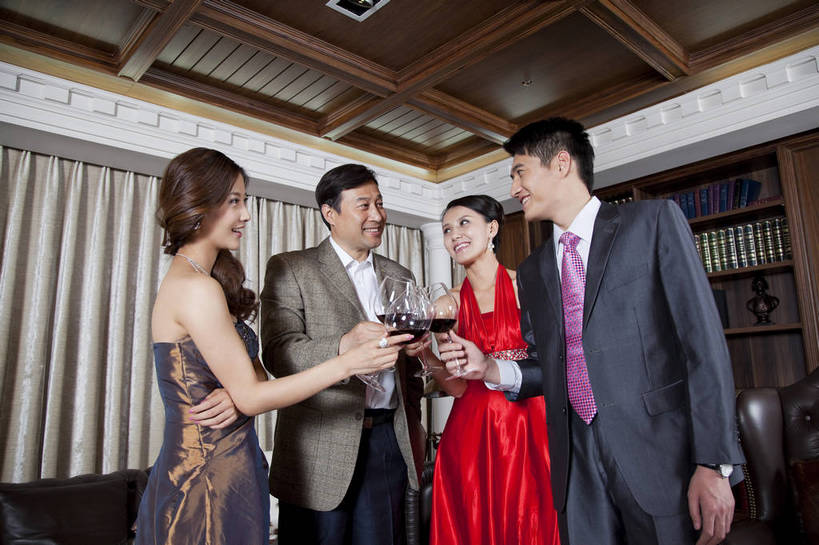 红酒,东方人,中年人,伙伴,站,微笑,横图,彩色,室内,白天,侧面,时尚,性感,友谊,幸福,成功,团队,房间,家具,书房,北京,中国,庆祝,图片,许多人,豪华,美丽,情趣,书柜,一群人,享受,健康,家居,成熟,活力,可爱,美女,稳重,举杯,摄影,生活方式,优雅,华丽,高雅,庄重,高贵,亲近,同伴,居室,红木家具,尊贵,乐观,团结,友情,男人,男性,年轻男性,年轻女性,女人,女性,中年男性,亚洲人,中国人,年轻人,书,半身,礼服,派对,高兴,愉快,魅力,奢华,社交,bj174