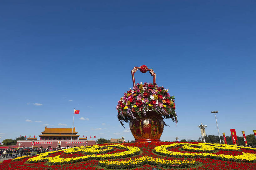 天安门,广场,横图,彩色,室外,白天,旅游,度假,名胜古迹,城市风光,标志建筑,城市,地标,建筑,国旗,北京,天安门广场,中国,游客,节日,遗迹,花篮,花坛,图片,辉煌,古迹,文物,娱乐,红旗,建设,古建筑,现代建筑,天空,享受,休闲,喜庆,旅游胜地,安静,放松,摄影,城楼,文明,中国文化,气氛,古文明,发展,国庆节,繁荣,旅行,传统文化,bj174