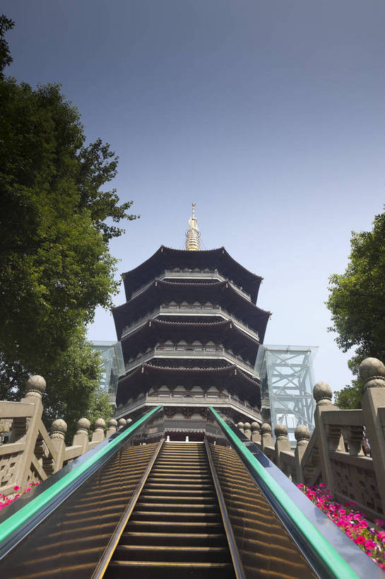 无人,寺庙,竖图,彩色,室外,白天,旅游,名胜古迹,标志建筑,地标,建筑,西湖,中国,花坛,图片,建筑群,塔,古典,建设,佛,浙江,台阶,树木,石阶,旅游胜地,安静,摄影,宗教,杭州,文明,中国文化,雷峰塔,古代文明,旅行,传统文化,bj174