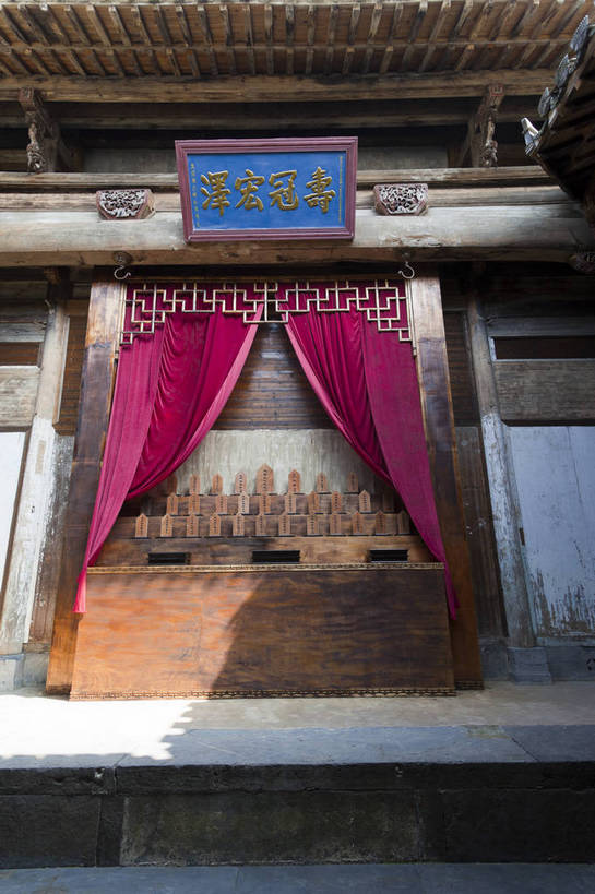竖图,彩色,室外,白天,旅游,度假,名胜古迹,标志建筑,地标,建筑,宏村,中国,遗迹,图片,庭院,建筑群,院子,古典,古迹,文物,娱乐,建设,古建筑,民居,古镇,天空,享受,休闲,旅游胜地,放松,摄影,水乡,纪念,文明,中国文化,古文明,安徽,古代文明,旅行,牌位,bj174