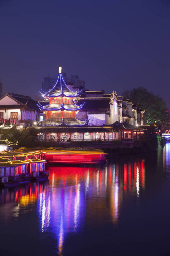 竖图,彩色,室外,旅游,度假,名胜古迹,标志建筑,地标,建筑,夜景,南京,中国,遗迹,图片,建筑群,灯光,古典,古迹,文物,娱乐,建设,古建筑,江苏,古镇,天空,享受,休闲,旅游胜地,放松,摄影,水乡,秦淮河,文明,中国文化,古文明,灯火辉煌,古代文明,旅行,bj174