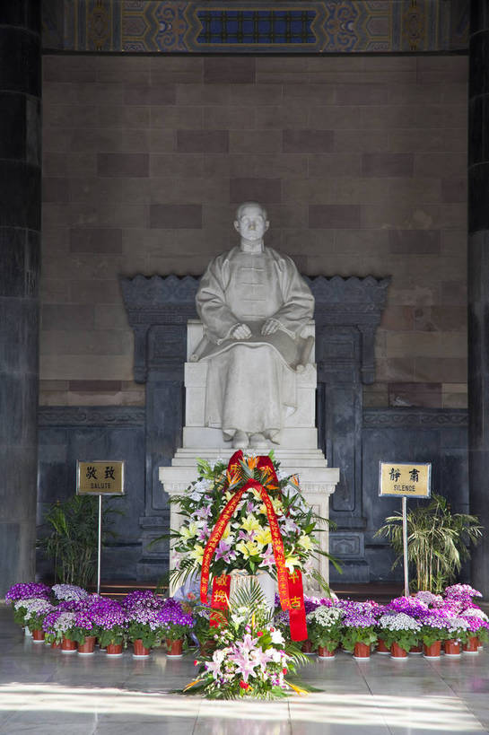 竖图,彩色,室外,白天,旅游,度假,名胜古迹,标志建筑,地标,建筑,雕塑,南京,中国,遗迹,雕像,图片,建筑群,古典,古迹,文物,娱乐,建设,古建筑,江苏,历史建筑,地标建筑,享受,休闲,旅游胜地,放松,摄影,陵墓,纪念堂,文明,中国文化,古文明,孙中山,中山陵,伟人,旅行,传统文化,bj174