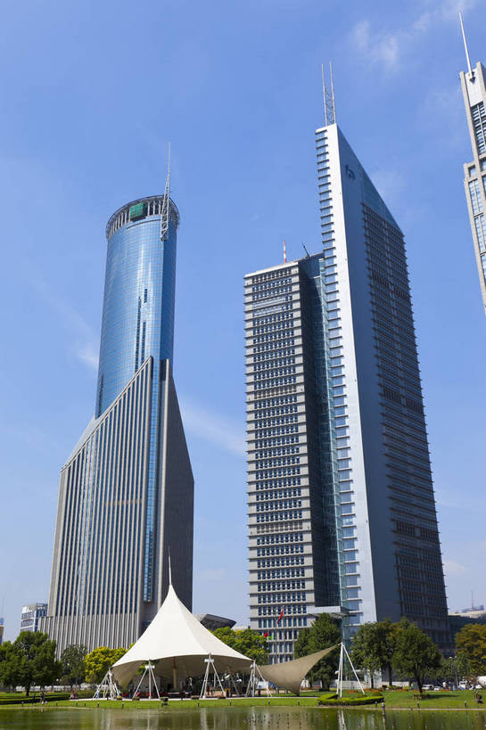 公园,竖图,彩色,室外,白天,旅游,办公楼,草坪,城市风光,城市,建筑,上海,中国,游人,图片,辉煌,浦东,现代建筑,天空,绿地,地标建筑,外滩,旅游胜地,摩天大厦,摄影,经济,文明,中国文化,陆家嘴,发展,繁荣,旅行,bj174