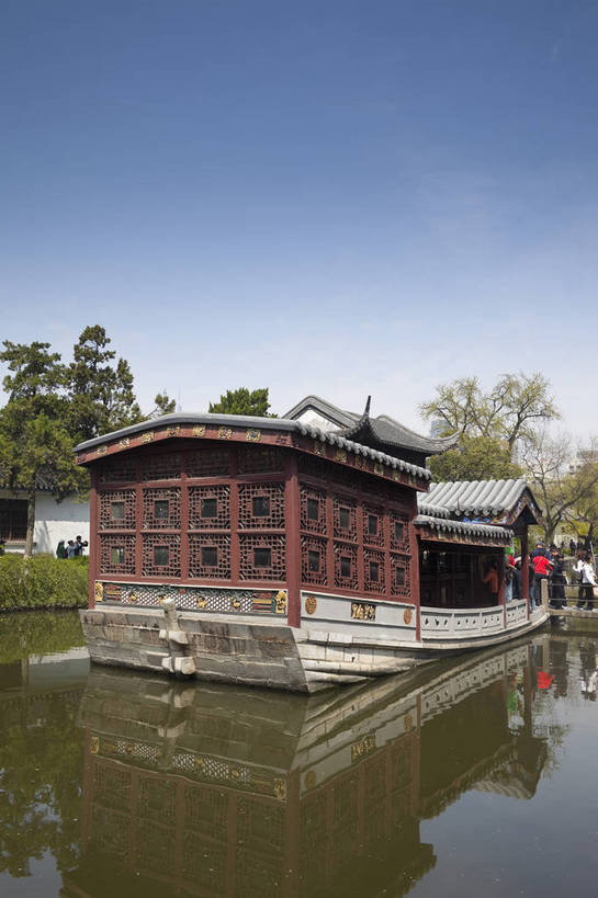 竖图,彩色,室外,白天,旅游,度假,名胜古迹,标志建筑,地标,建筑,南京,中国,遗迹,图片,庭院,建筑群,院子,古典,古迹,文物,娱乐,建设,古建筑,江苏,历史建筑,游船,树木,天空,地标建筑,享受,休闲,旅游胜地,安静,放松,摄影,文明,中国文化,古文明,总统府,石舫,旅行,传统文化,bj174