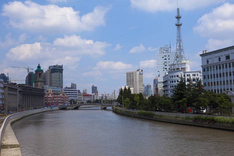 横图,彩色,室外,白天,旅游,城市风光,城市,建筑,上海,中国,游人,图片,建筑群,桥,辉煌,现代建筑,天空,地标建筑,外滩,旅游胜地,摄影,经济,文明,中国文化,苏州河,发展,繁荣,河,旅行,bj174