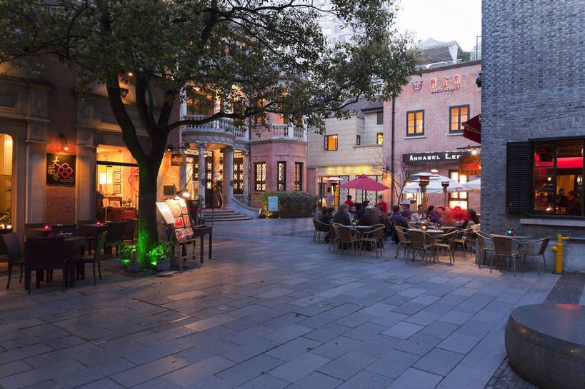 咖啡厅,酒吧,横图,彩色,室外,旅游,城市风光,城市,建筑,夜景,上海,中国,游客,游人,图片,灯光,辉煌,露天,现代建筑,石库门,地标建筑,休闲,旅游胜地,摄影,生活方式,经济,文明,中国文化,发展,上海新天地,灯火辉煌,民族建筑,繁荣,旅行,bj174