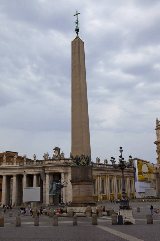 广场,教堂,竖图,彩色,室外,白天,旅游,度假,名胜古迹,标志建筑,地标,建筑,梵蒂冈,游客,遗迹,图片,建筑群,古典,古迹,文物,娱乐,建设,古建筑,历史建筑,地标建筑,享受,休闲,旅游胜地,放松,摄影,宗教,基督教,文明,古文明,世界文化遗产,圣彼得教堂,古代文明,旅行,传统文化,bj174