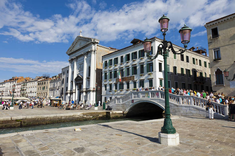 横图,彩色,室外,白天,旅游,度假,美景,名胜古迹,标志建筑,道路,地标,建筑,街道,路,路灯,公路,意大利,威尼斯,遗迹,图片,景观,建筑群,桥,交通,古典,古迹,文物,娱乐,建设,古建筑,地标建筑,享受,休闲,旅游胜地,景色,放松,摄影,水城,文明,古文明,世界文化遗产,古代文明,河,马路,旅行,传统文化,bj174