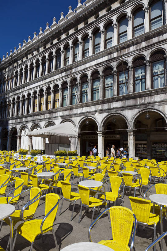 广场,教堂,竖图,彩色,室外,白天,旅游,度假,名胜古迹,标志建筑,地标,建筑,意大利,威尼斯,遗迹,图片,建筑群,古典,古迹,文物,娱乐,建设,古建筑,地标建筑,享受,休闲,旅游胜地,放松,摄影,文明,咖啡店,咖啡屋,古文明,世界文化遗产,圣马可广场,古代文明,旅行,咖啡馆,传统文化,bj174