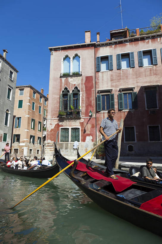 竖图,彩色,室外,白天,旅游,度假,美景,名胜古迹,标志建筑,道路,地标,建筑,街道,路,公路,船,意大利,威尼斯,遗迹,图片,景观,建筑群,游艇,交通,古典,古迹,文物,娱乐,建设,古建筑,地标建筑,享受,休闲,旅游胜地,景色,放松,摄影,水城,文明,古文明,世界文化遗产,古代文明,河,马路,旅行,传统文化,bj174