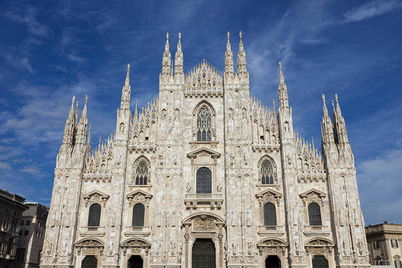 广场,横图,彩色,室外,白天,旅游,度假,名胜古迹,标志建筑,地标,建筑,意大利,德国,欧洲,遗迹,图片,建筑群,古典,古迹,文物,娱乐,建设,古建筑,地标建筑,享受,休闲,旅游胜地,放松,摄影,哥特式,西欧,文明,古文明,多莫大教堂,米兰,世界文化遗产,德意志联邦共和国,首府,科隆,古代文明,北威州,北莱茵.威斯特法伦州,米兰主教教堂,旅行,大教堂,科隆行政区,传统文化,多姆大教堂,bj174