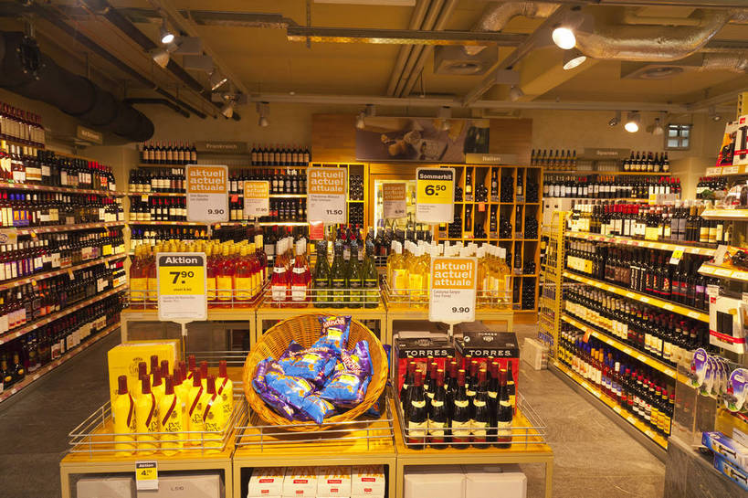 商店,横图,彩色,室内,白天,购物,旅游,城市风光,超市,城市,建筑,瑞士,游人,图片,辉煌,现代建筑,旅游胜地,摄影,经济,文明,发展,卢塞恩,繁荣,旅行,bj174