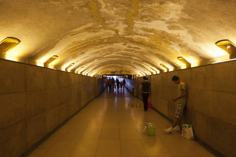 横图,彩色,室内,白天,旅游,城市风光,城市,建筑,法国,巴黎,游人,隧道,图片,通道,交通,辉煌,现代建筑,旅游胜地,摄影,经济,文明,地下通道,发展,繁荣,旅行,bj174