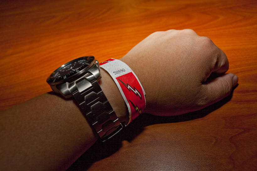 手,手腕,横图,彩色,室内,特写,白天,旅游,美国,局部,标示,手表,图片,展示,摄影,细节,俄亥俄州,手臂,旅行,bj174