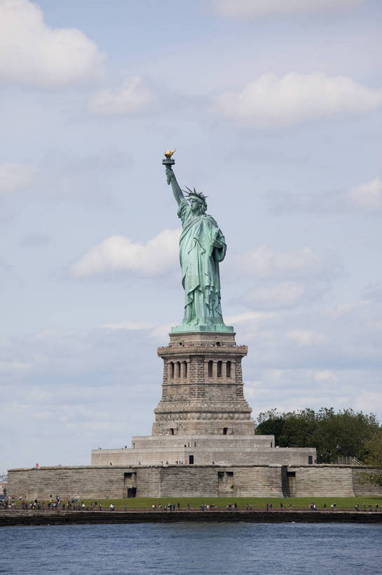 无人,竖图,彩色,室外,白天,旅游,度假,名胜古迹,城市风光,标志建筑,城市,地标,建筑,雕塑,自由女神像,纽约,美国,自由女神,遗迹,标志,雕像,图片,曼哈顿,辉煌,古迹,文物,娱乐,建设,古建筑,现代建筑,地标建筑,享受,休闲,旅游胜地,放松,摄影,文明,古文明,发展,繁荣,旅行,港湾,海港,bj174