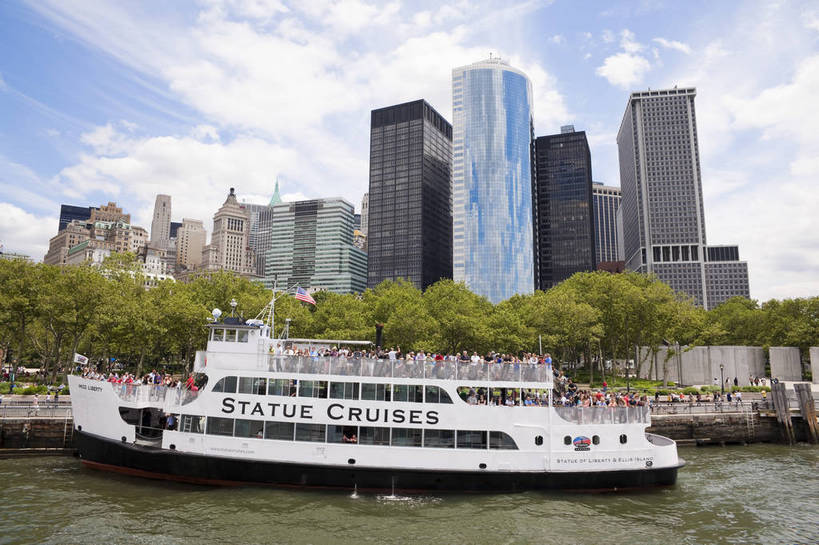 横图,彩色,室外,白天,旅游,办公楼,城市风光,城市,建筑,船,纽约,美国,游客,图片,建筑群,曼哈顿,辉煌,现代建筑,游轮,旅游胜地,摩天大厦,摄影,文明,商务中心,金融中心,发展,繁荣,旅行,港湾,海港,bj174