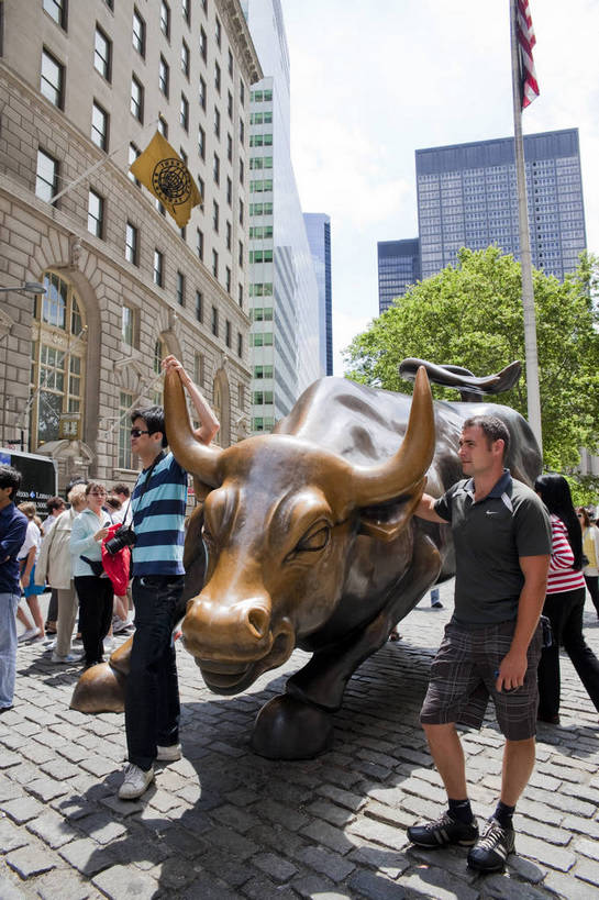 竖图,彩色,室外,白天,旅游,度假,办公楼,美景,名胜古迹,城市风光,标志建筑,城市,道路,地标,建筑,街道,路,公路,牛,雕塑,纽约,美国,游客,遗迹,雕像,图片,景观,曼哈顿,交通,辉煌,古迹,文物,娱乐,建设,古建筑,现代建筑,铜牛,星条旗,地标建筑,享受,休闲,旅游胜地,摩天大厦,景色,放松,美国国旗,摄影,文明,华尔街,商务中心,金融中心,古文明,发展,繁荣,马路,旅行,bj174