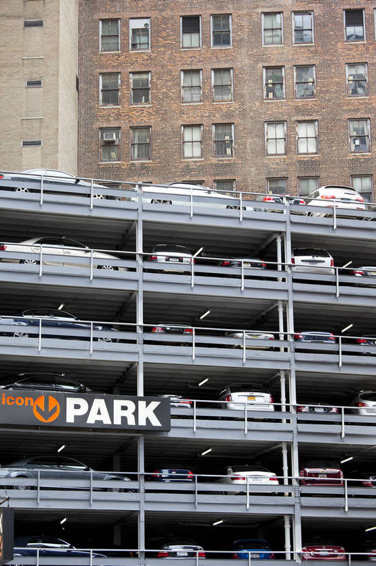 无人,停车场,竖图,彩色,室外,白天,旅游,度假,办公楼,名胜古迹,城市风光,标志建筑,城市,地标,建筑,纽约,美国,遗迹,图片,曼哈顿,辉煌,古迹,文物,娱乐,建设,古建筑,现代建筑,地标建筑,享受,休闲,旅游胜地,摩天大厦,放松,摄影,文明,华尔街,商务中心,金融中心,古文明,发展,繁荣,旅行,泊车场,立体停车库,bj174