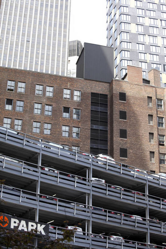 无人,停车场,竖图,彩色,室外,白天,旅游,度假,办公楼,名胜古迹,城市风光,标志建筑,城市,地标,建筑,纽约,美国,遗迹,图片,曼哈顿,辉煌,古迹,文物,娱乐,建设,古建筑,现代建筑,地标建筑,享受,休闲,旅游胜地,摩天大厦,放松,摄影,文明,华尔街,商务中心,金融中心,古文明,发展,繁荣,旅行,泊车场,立体停车库,bj174