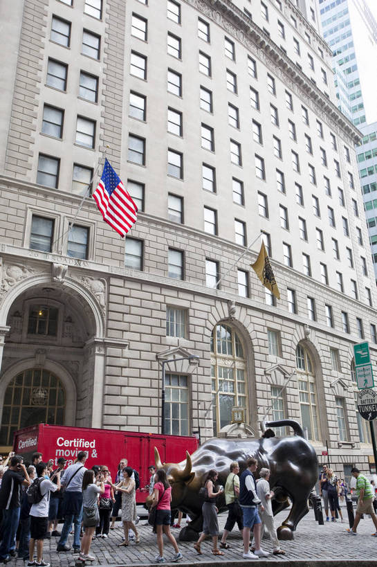 竖图,彩色,室外,白天,旅游,度假,办公楼,美景,名胜古迹,城市风光,标志建筑,城市,道路,地标,建筑,街道,路,公路,牛,雕塑,纽约,美国,游客,遗迹,雕像,图片,景观,曼哈顿,交通,辉煌,古迹,文物,娱乐,建设,古建筑,现代建筑,铜牛,星条旗,地标建筑,享受,休闲,旅游胜地,摩天大厦,景色,放松,美国国旗,摄影,文明,华尔街,商务中心,金融中心,古文明,发展,繁荣,马路,旅行,bj174