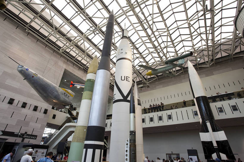 博物馆,横图,彩色,室内,特写,白天,旅游,火箭,卫星,航天,科技,建筑,华盛顿,美国,游客,科学,图片,辉煌,航空,现代建筑,旅游胜地,摄影,文明,细节,发展,繁荣,航天器,国家航空航天博物馆,旅行,bj174