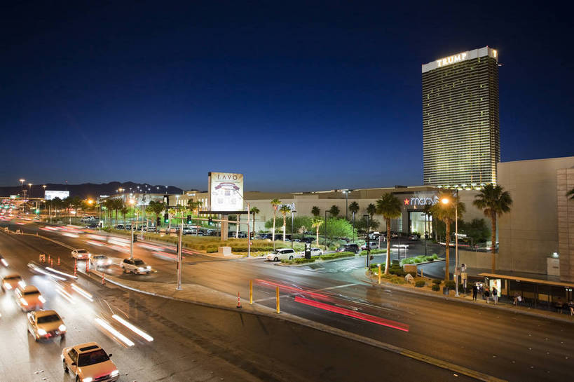 横图,彩色,室外,旅游,度假,美景,名胜古迹,城市风光,标志建筑,城市,道路,地标,建筑,街道,酒店,路,夜景,公路,美国,游客,遗迹,图片,景观,灯光,交通,辉煌,古迹,文物,娱乐,建设,古建筑,现代建筑,享受,休闲,旅游胜地,景色,放松,摄影,风光,北美,北美洲,文明,美洲,古文明,发展,内华达州,拉斯维加斯,北亚美利加洲,亚美利加洲,灯火辉煌,内华达,北美艾灌木丛州,产银之州,银山州,银之州,赌城,繁荣,拉斯韦加斯,克拉克县,马路,旅行,拉斯韦加斯大道,县治,美利坚合众国,金银岛酒店,bj174