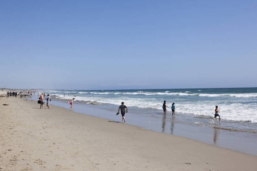 横图,彩色,室外,白天,旅游,度假,海浪,沙滩,城市风光,城市,建筑,美国,游客,图片,辉煌,现代建筑,蓝天,休闲,旅游胜地,摄影,北美,北美洲,文明,加利福尼亚,美洲,发展,加州,洛杉矶,加利福尼亚州,金州,黄金州,北亚美利加洲,亚美利加洲,圣塔莫尼卡,繁荣,天使之城,海,海滩,旅行,美利坚合众国,bj174