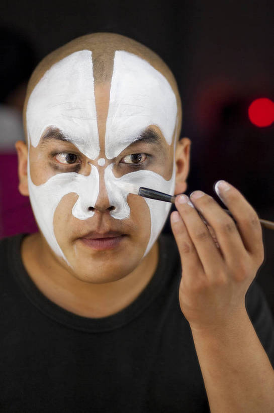 一个人,演员,微笑,竖图,彩色,白色背景,正面,化妆,帽子,北京,中国,亚洲,仅一个人,表演,艺术,造型,鲜艳,头饰,图片,注视,文化,脸谱,观察,看,站着,表情,姿势,摄影,服饰,头像,观看,动作,察看,生,关注,中国文化,戏剧,民族服饰,演出服,京剧,东亚,国粹,男人,年轻男性,中国人,年轻人,影棚拍摄,化装,中国戏曲,传统文化,舞台妆,角色,小生,bj174