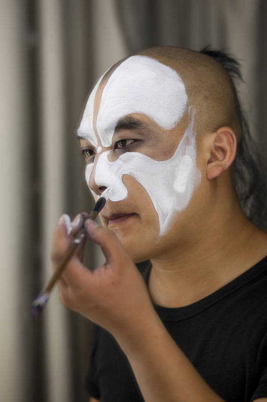 一个人,演员,微笑,竖图,彩色,白色背景,侧面,化妆,帽子,北京,中国,亚洲,仅一个人,表演,艺术,造型,鲜艳,头饰,图片,注视,文化,脸谱,观察,看,站着,表情,姿势,摄影,服饰,头像,观看,动作,察看,生,关注,中国文化,戏剧,民族服饰,演出服,京剧,东亚,国粹,男人,年轻男性,中国人,年轻人,影棚拍摄,化装,中国戏曲,传统文化,舞台妆,角色,小生,bj174