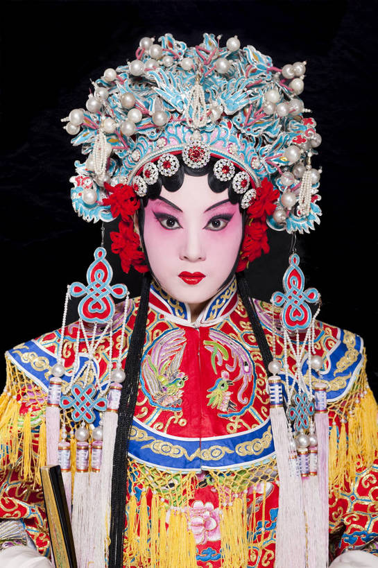 一个人,演员,竖图,彩色,白色背景,正面,化妆,帽子,北京,中国,亚洲,仅一个人,表演,艺术,造型,鲜艳,头饰,图片,注视,文化,脸谱,观察,看,站着,表情,美女,姿势,摄影,服饰,观看,动作,察看,关注,中国文化,戏剧,民族服饰,演出服,京剧,东亚,国粹,青衣,年轻女性,女人,中国人,年轻人,半身,影棚拍摄,化装,中国戏曲,贵妃,传统文化,舞台妆,bj174