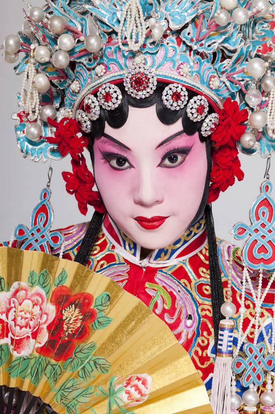 一个人,演员,竖图,彩色,白色背景,正面,化妆,帽子,北京,中国,亚洲,仅一个人,表演,艺术,造型,鲜艳,扇子,头饰,图片,注视,文化,脸谱,观察,看,站着,表情,美女,姿势,摄影,服饰,头像,观看,动作,察看,关注,中国文化,戏剧,民族服饰,演出服,京剧,东亚,国粹,青衣,年轻女性,女人,中国人,年轻人,影棚拍摄,化装,中国戏曲,贵妃,传统文化,舞台妆,bj174