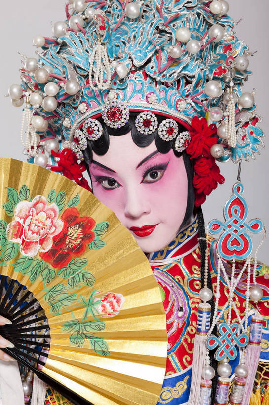 一个人,演员,竖图,彩色,白色背景,正面,化妆,帽子,北京,中国,亚洲,仅一个人,表演,艺术,造型,鲜艳,扇子,头饰,图片,注视,文化,脸谱,观察,看,站着,表情,美女,姿势,摄影,服饰,头像,观看,动作,察看,关注,中国文化,戏剧,民族服饰,演出服,京剧,东亚,国粹,青衣,年轻女性,女人,中国人,年轻人,影棚拍摄,化装,中国戏曲,贵妃,传统文化,舞台妆,bj174