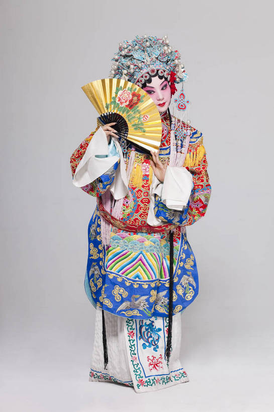 一个人,演员,竖图,彩色,白色背景,正面,化妆,帽子,北京,中国,亚洲,仅一个人,表演,艺术,造型,鲜艳,扇子,头饰,图片,注视,文化,脸谱,观察,看,站着,表情,美女,姿势,摄影,服饰,观看,动作,察看,关注,中国文化,戏剧,民族服饰,演出服,京剧,东亚,国粹,青衣,年轻女性,女人,中国人,年轻人,全身,影棚拍摄,化装,中国戏曲,贵妃,传统文化,舞台妆,bj174