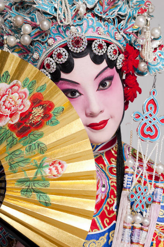 一个人,演员,竖图,彩色,白色背景,正面,化妆,帽子,北京,中国,亚洲,仅一个人,表演,艺术,造型,鲜艳,扇子,头饰,图片,注视,文化,脸谱,观察,看,站着,表情,美女,姿势,摄影,服饰,头像,观看,动作,察看,关注,中国文化,戏剧,民族服饰,演出服,京剧,东亚,国粹,青衣,年轻女性,女人,中国人,年轻人,影棚拍摄,化装,中国戏曲,贵妃,传统文化,舞台妆,bj174