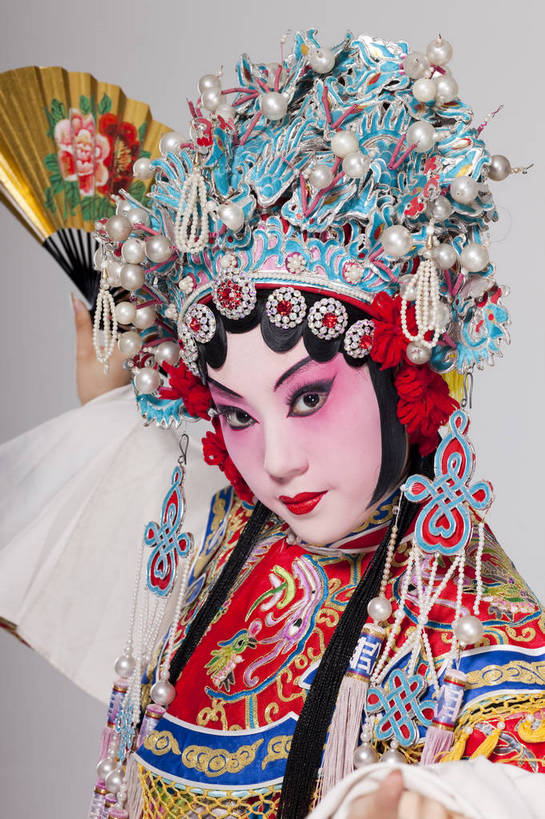 一个人,演员,竖图,彩色,白色背景,侧面,化妆,帽子,北京,中国,亚洲,仅一个人,表演,艺术,造型,鲜艳,扇子,头饰,图片,注视,文化,脸谱,观察,看,站着,表情,美女,姿势,摄影,服饰,观看,动作,察看,关注,中国文化,戏剧,民族服饰,演出服,京剧,东亚,国粹,青衣,年轻女性,女人,中国人,年轻人,半身,影棚拍摄,化装,中国戏曲,贵妃,传统文化,舞台妆,bj174