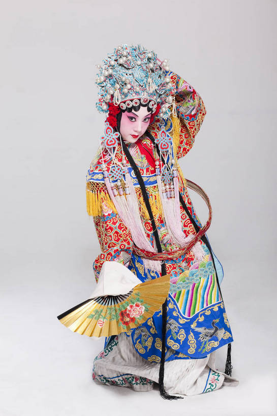 一个人,演员,竖图,彩色,白色背景,侧面,化妆,帽子,北京,中国,亚洲,仅一个人,表演,艺术,造型,鲜艳,扇子,头饰,图片,注视,文化,脸谱,观察,看,站着,表情,美女,姿势,摄影,服饰,观看,动作,察看,关注,中国文化,戏剧,民族服饰,演出服,京剧,东亚,国粹,青衣,年轻女性,女人,中国人,年轻人,全身,影棚拍摄,化装,中国戏曲,贵妃,传统文化,舞台妆,bj174