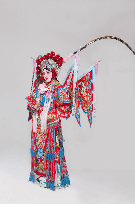 一个人,演员,竖图,彩色,白色背景,侧面,化妆,北京,中国,亚洲,仅一个人,表演,艺术,装饰,造型,鲜艳,头饰,图片,注视,文化,脸谱,观察,看,站着,表情,展示,美女,姿势,摄影,服饰,观看,武将,功夫,华丽,修饰,动作,点缀,察看,关注,中国文化,戏剧,民族服饰,演出服,京剧,东亚,戏曲,国粹,衬托,美观,雅致,雅观,旌旗,年轻女性,女人,中国人,年轻人,全身,影棚拍摄,化装,战袍,中国戏曲,翎子,传统文化,舞台妆,刀马旦,雉尾,bj174