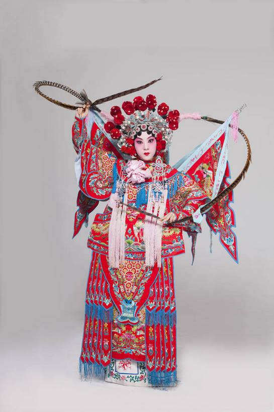 一个人,演员,竖图,彩色,白色背景,正面,化妆,北京,中国,亚洲,仅一个人,表演,艺术,装饰,造型,鲜艳,头饰,图片,注视,文化,脸谱,观察,看,站着,表情,展示,美女,姿势,摄影,服饰,观看,武将,功夫,华丽,修饰,动作,点缀,察看,关注,中国文化,戏剧,民族服饰,演出服,京剧,东亚,戏曲,国粹,衬托,美观,雅致,雅观,旌旗,年轻女性,女人,中国人,年轻人,全身,影棚拍摄,化装,战袍,中国戏曲,翎子,传统文化,舞台妆,刀马旦,雉尾,bj174