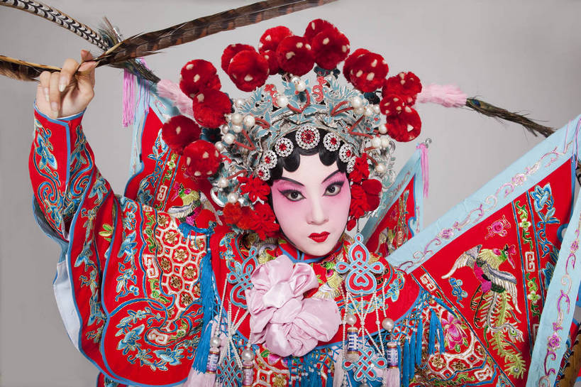 一个人,演员,横图,彩色,白色背景,正面,化妆,北京,中国,亚洲,仅一个人,表演,艺术,装饰,造型,鲜艳,头饰,图片,注视,文化,脸谱,观察,看,站着,表情,展示,美女,姿势,摄影,服饰,观看,武将,功夫,华丽,修饰,动作,点缀,察看,关注,中国文化,戏剧,民族服饰,演出服,京剧,东亚,戏曲,国粹,衬托,美观,雅致,雅观,旌旗,年轻女性,女人,中国人,年轻人,半身,影棚拍摄,化装,战袍,中国戏曲,翎子,传统文化,舞台妆,刀马旦,雉尾,bj174