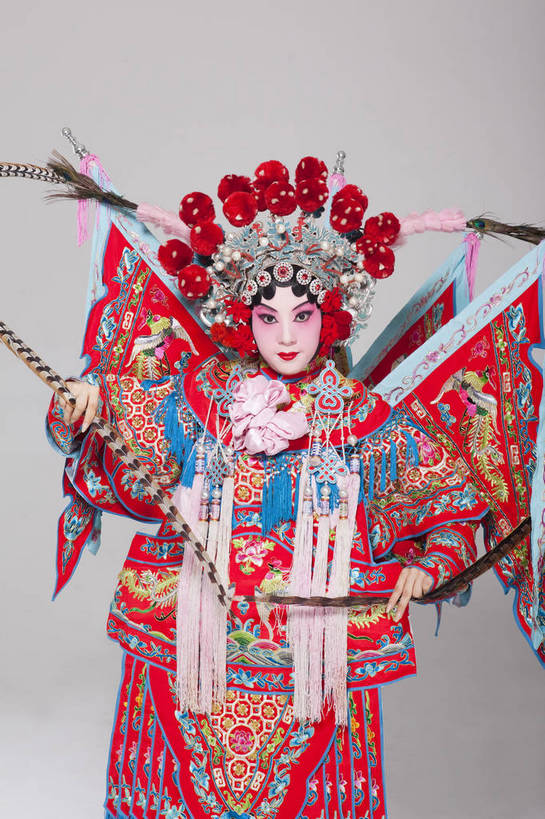 一个人,演员,竖图,彩色,白色背景,正面,化妆,北京,中国,亚洲,仅一个人,表演,艺术,装饰,造型,鲜艳,头饰,图片,注视,文化,脸谱,观察,看,站着,表情,展示,美女,姿势,摄影,服饰,观看,武将,功夫,华丽,修饰,动作,点缀,察看,关注,中国文化,戏剧,民族服饰,演出服,京剧,东亚,戏曲,国粹,衬托,美观,雅致,雅观,旌旗,年轻女性,女人,中国人,年轻人,半身,影棚拍摄,化装,战袍,中国戏曲,翎子,传统文化,舞台妆,刀马旦,雉尾,bj174