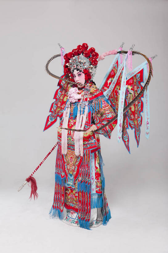 一个人,演员,竖图,彩色,白色背景,侧面,化妆,北京,中国,亚洲,仅一个人,表演,艺术,装饰,造型,鲜艳,头饰,图片,注视,文化,脸谱,观察,看,站着,表情,展示,美女,姿势,摄影,服饰,观看,武将,功夫,华丽,修饰,动作,点缀,察看,关注,中国文化,戏剧,民族服饰,演出服,京剧,东亚,戏曲,国粹,衬托,美观,雅致,雅观,旌旗,年轻女性,女人,中国人,年轻人,全身,影棚拍摄,化装,战袍,中国戏曲,翎子,传统文化,舞台妆,刀马旦,雉尾,bj174