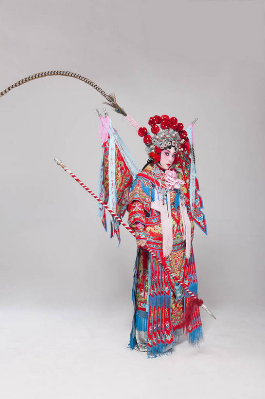 一个人,演员,竖图,彩色,白色背景,侧面,化妆,北京,中国,亚洲,仅一个人,表演,艺术,装饰,造型,鲜艳,头饰,图片,注视,文化,脸谱,观察,看,站着,表情,展示,美女,姿势,摄影,服饰,观看,武将,功夫,华丽,修饰,动作,点缀,察看,关注,中国文化,戏剧,民族服饰,演出服,京剧,东亚,戏曲,国粹,衬托,美观,雅致,雅观,旌旗,年轻女性,女人,中国人,年轻人,全身,影棚拍摄,化装,战袍,中国戏曲,翎子,传统文化,舞台妆,刀马旦,雉尾,bj174