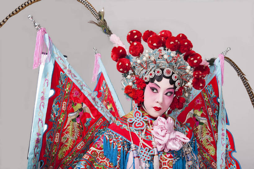 一个人,演员,横图,彩色,白色背景,侧面,化妆,北京,中国,亚洲,仅一个人,表演,艺术,装饰,造型,鲜艳,头饰,图片,注视,文化,脸谱,观察,看,站着,表情,展示,美女,姿势,摄影,服饰,观看,武将,功夫,华丽,修饰,动作,点缀,察看,关注,中国文化,戏剧,民族服饰,演出服,京剧,东亚,戏曲,国粹,衬托,美观,雅致,雅观,旌旗,年轻女性,女人,中国人,年轻人,半身,影棚拍摄,化装,战袍,中国戏曲,翎子,传统文化,舞台妆,刀马旦,雉尾,bj174