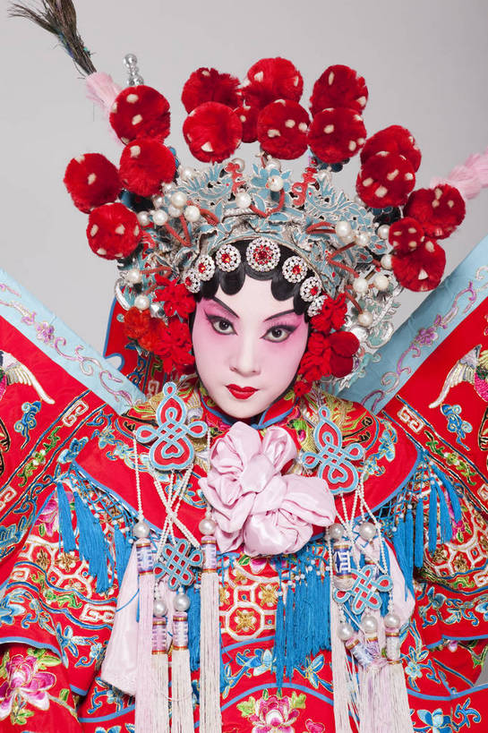 一个人,演员,竖图,彩色,白色背景,正面,化妆,北京,中国,亚洲,仅一个人,表演,艺术,装饰,造型,鲜艳,头饰,图片,注视,文化,脸谱,观察,看,站着,表情,展示,美女,姿势,摄影,服饰,观看,武将,功夫,华丽,修饰,动作,点缀,察看,关注,中国文化,戏剧,民族服饰,演出服,京剧,东亚,戏曲,国粹,衬托,美观,雅致,雅观,旌旗,年轻女性,女人,中国人,年轻人,半身,影棚拍摄,化装,战袍,中国戏曲,翎子,传统文化,舞台妆,刀马旦,雉尾,bj174